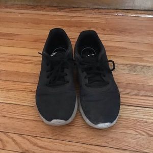 Black Nike Tennis Shoes